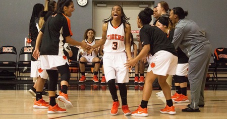 Women’s Basketball Rattles Off Three-Straight Leading to Consolation Championship Win